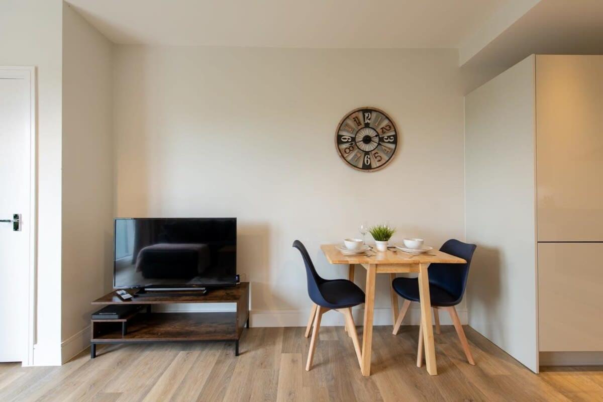 Fantastic 1 Bed Apartment In Crawley Exterior foto